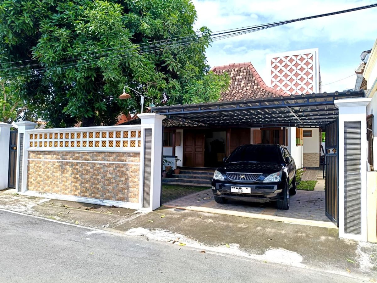 Dijual Rumah Etnik Limasan Kombinasi Modern ( 1½ lantai ) Lokasi di Colomadu, Solo
