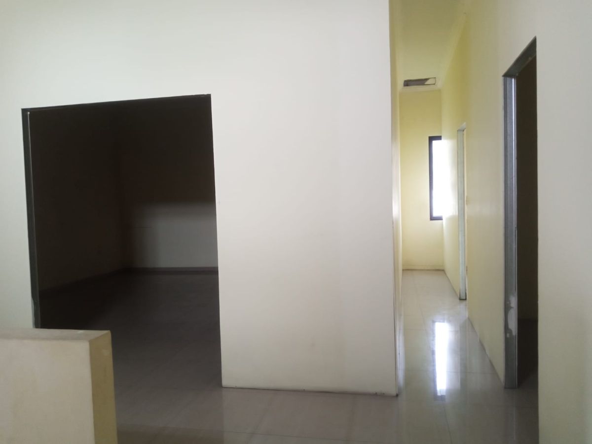 Disewakan Ruko Bagus 3 Lantai Siap Pakai, di Pinggir Jalan Raya Kapten Mulyadi, Solo - Foto 2