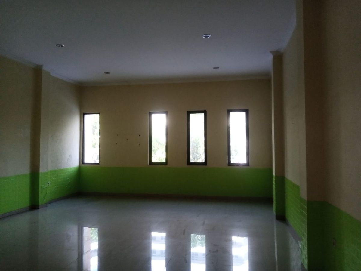 Disewakan Ruko Bagus 3 Lantai Siap Pakai, di Pinggir Jalan Raya Kapten Mulyadi, Solo - Foto 3