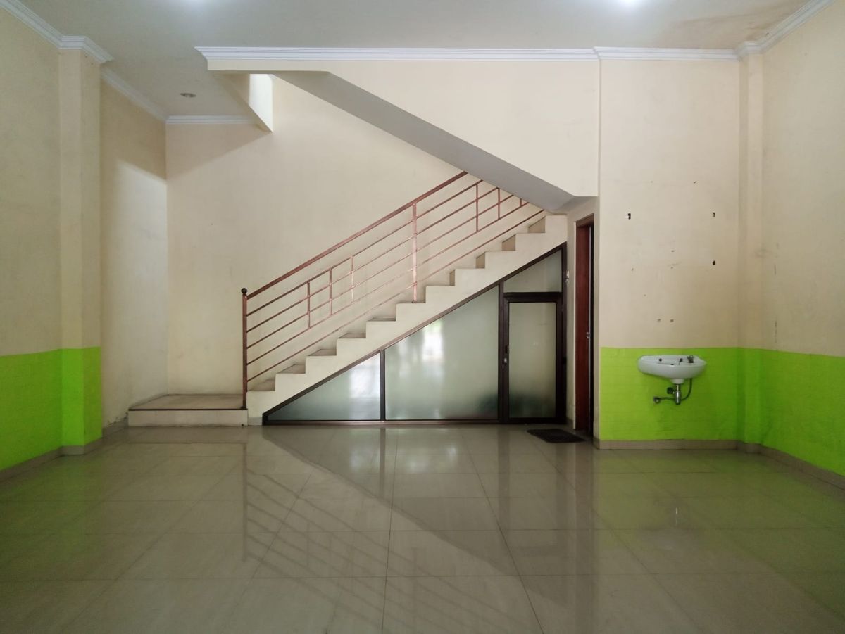 Disewakan Ruko Bagus 3 Lantai Siap Pakai, di Pinggir Jalan Raya Kapten Mulyadi, Solo - Foto 4