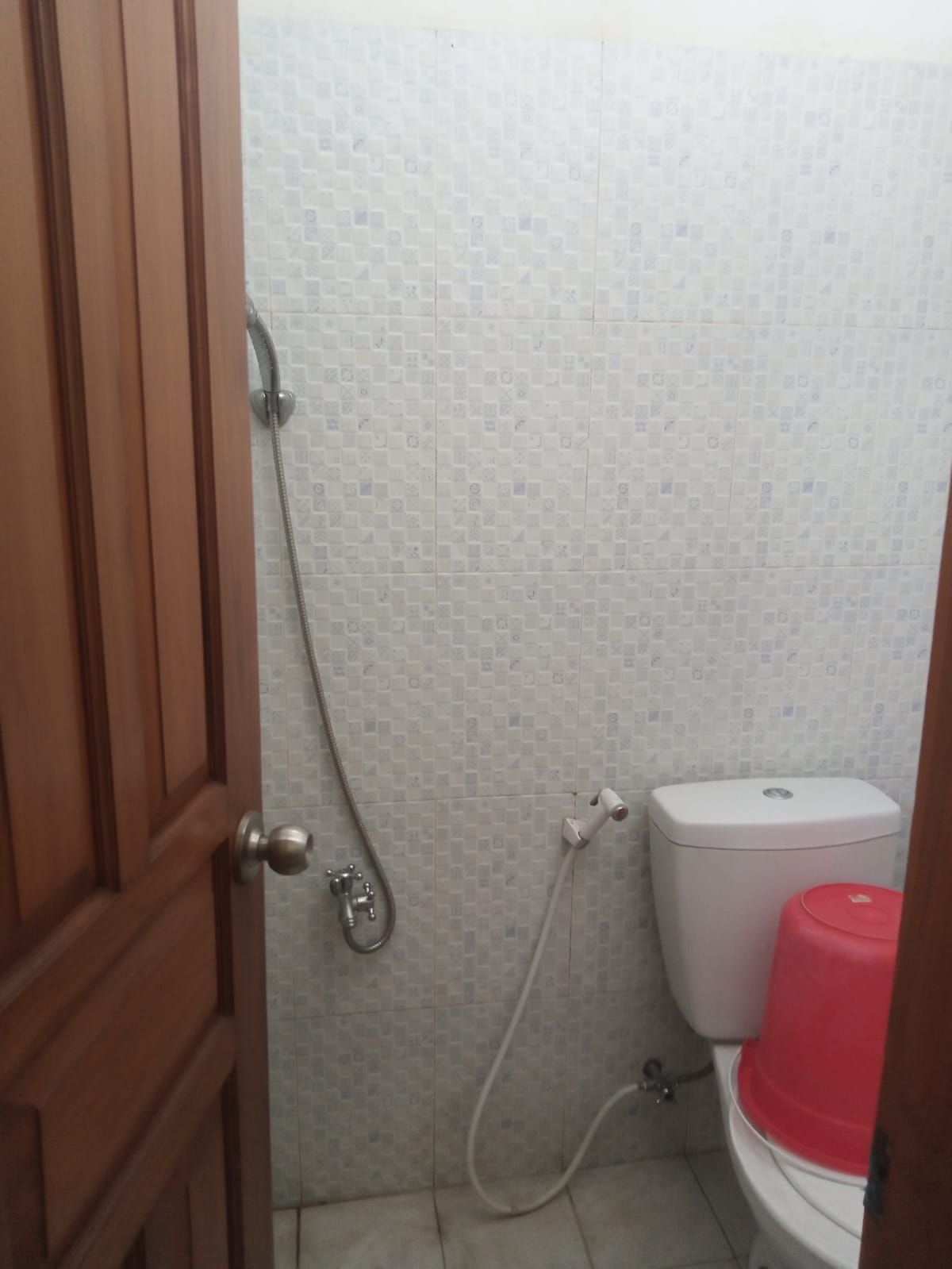 Disewakan Ruko Bagus 3 Lantai Siap Pakai, di Pinggir Jalan Raya Kapten Mulyadi, Solo - Foto 5