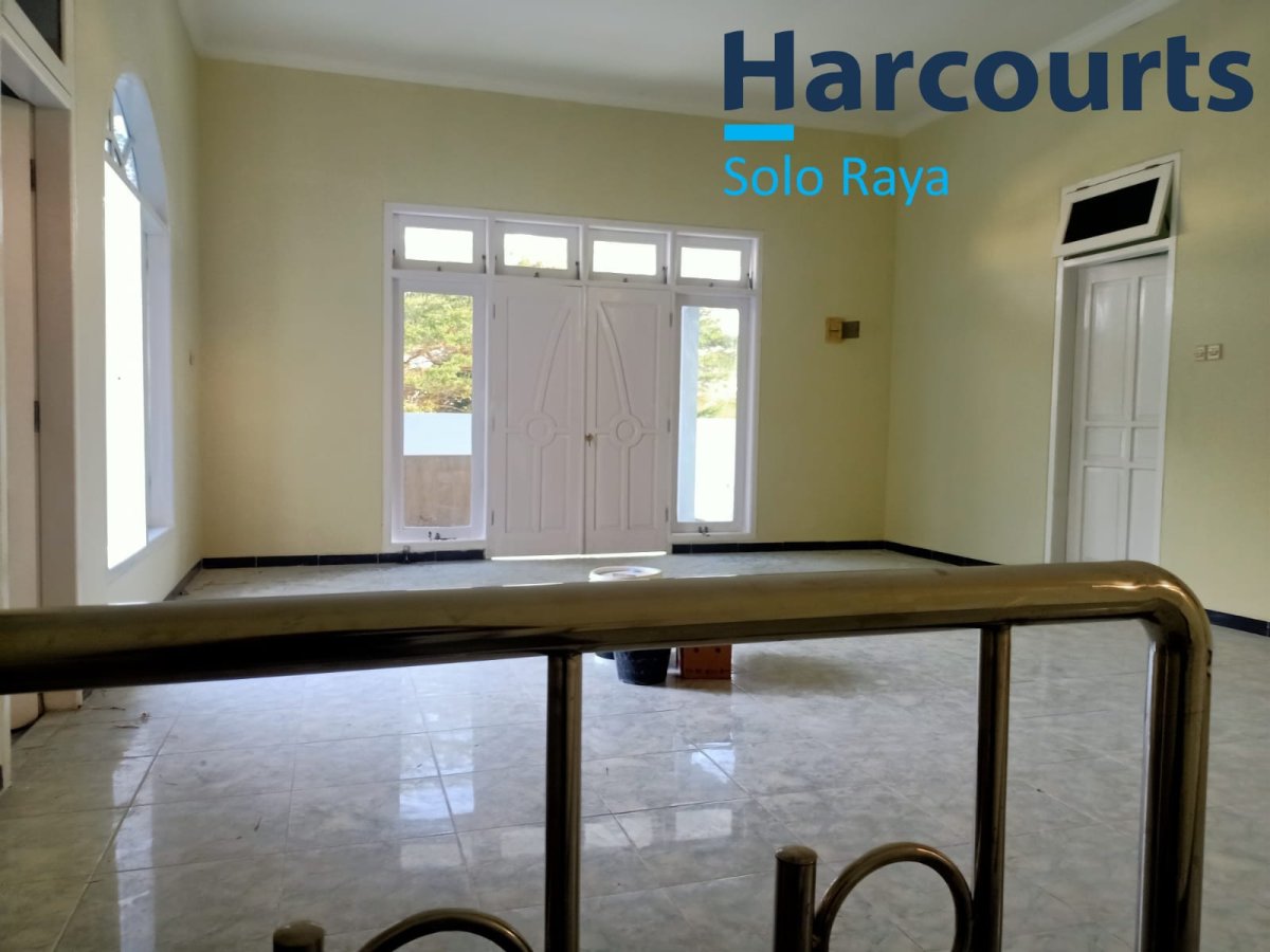 Disewakan Rumah Bagus 2 Lantai Siap Huni di Perumahan Bergengsi Dekat Mall The Park, Solo Baru - Foto 4