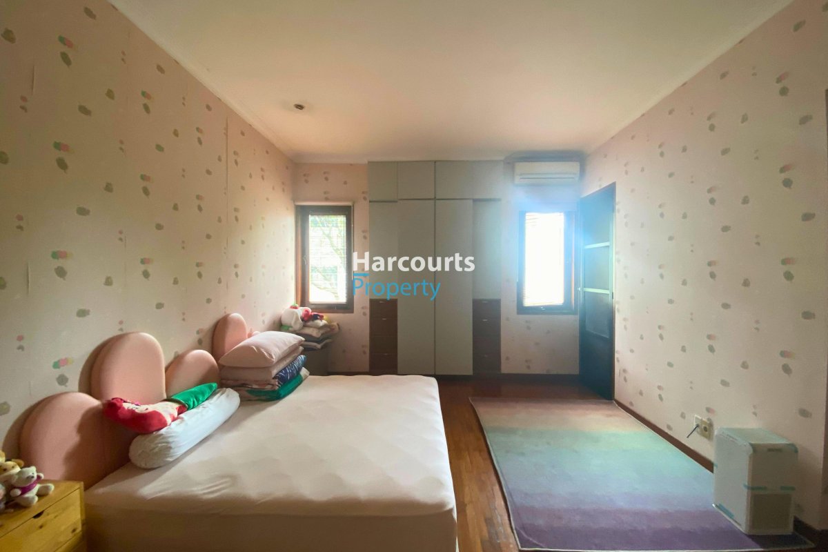 Dijual Rumah Mediteranean Lokasi Strategis dalam Komplek Area Kemang