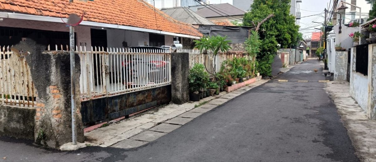 Jual Rumah Tua Posisi Hook di Grogol Jakarta Barat AL