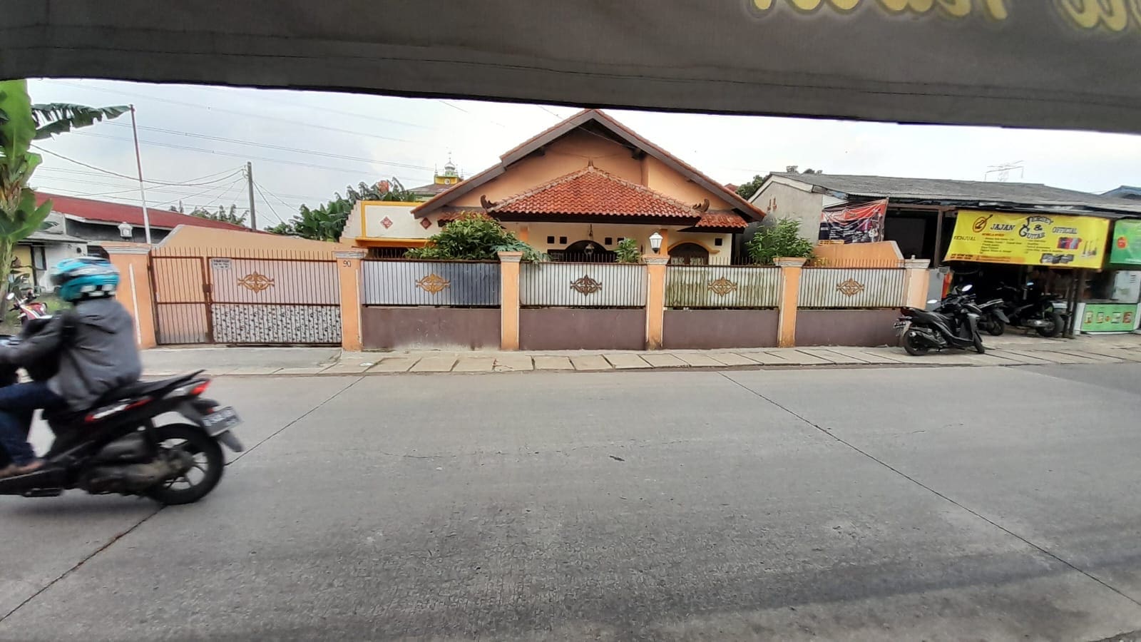 Dijual rumah pinggir jalan daerah Bojong Sari Depok