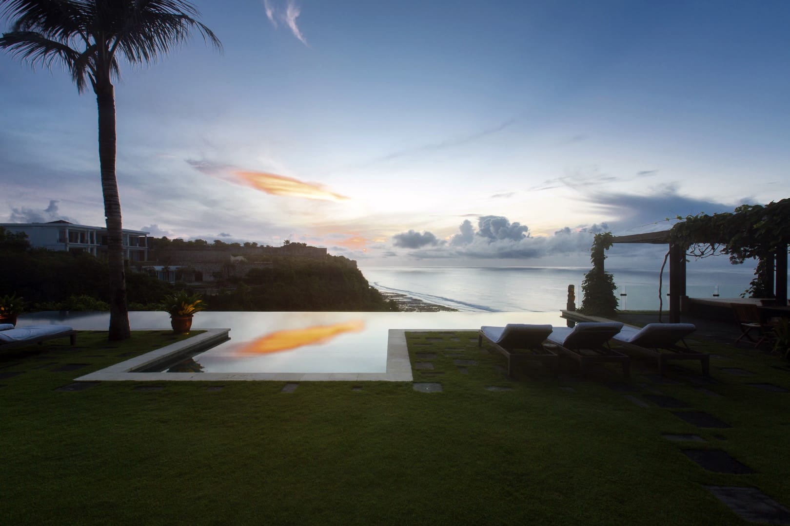 Breathtaking Cliff Front Villa with Outstanding Ocean Views - Foto 13