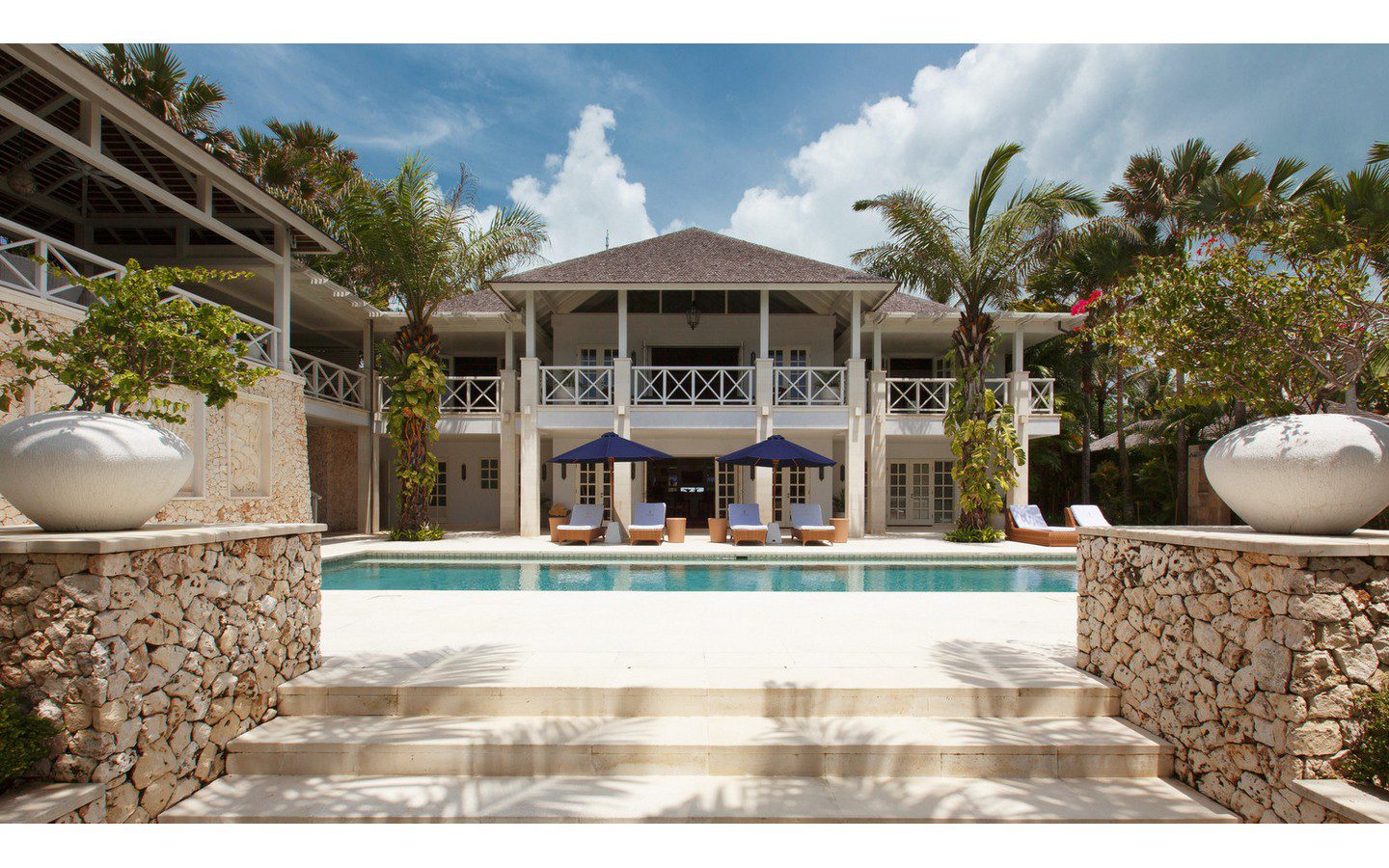 Colonial Cliff Front Beauty With Beach Access