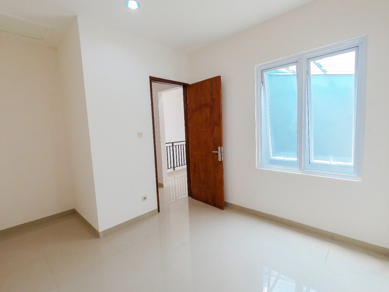 Rumah Baru Minimalis 2 Lantai di Royal Serpong: Desain Modern, Fasilitas Lengkap! - Foto 11