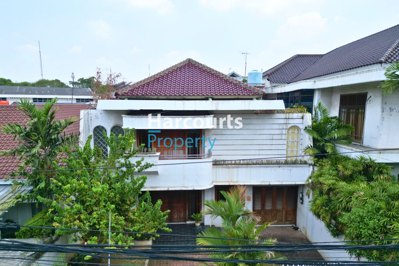 Rumah Mewah Bergaya Klasik Lingkungan Nyaman Lokasi Strategis Area Menteng