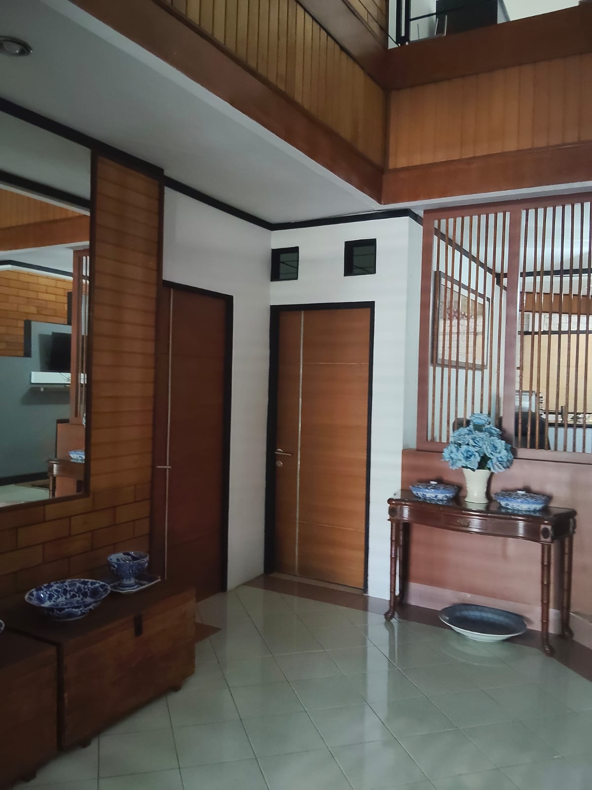 Rumah 2 Lantai Semi Furnished di Perumahan Mahkota Simprug, Tangerang - Foto 9