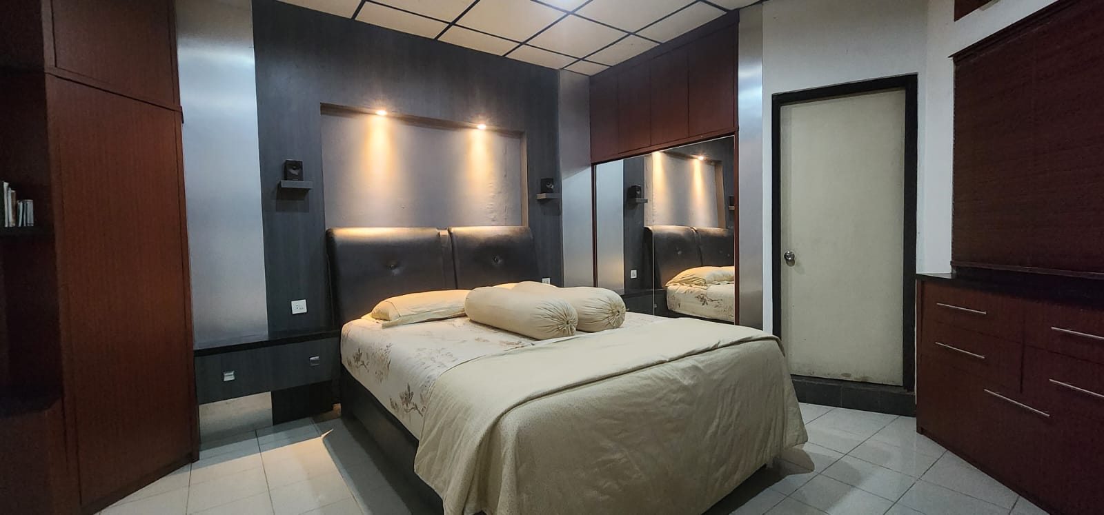 Rumah 2 Lantai Semi Furnished di Perumahan Mahkota Simprug, Tangerang - Foto 21