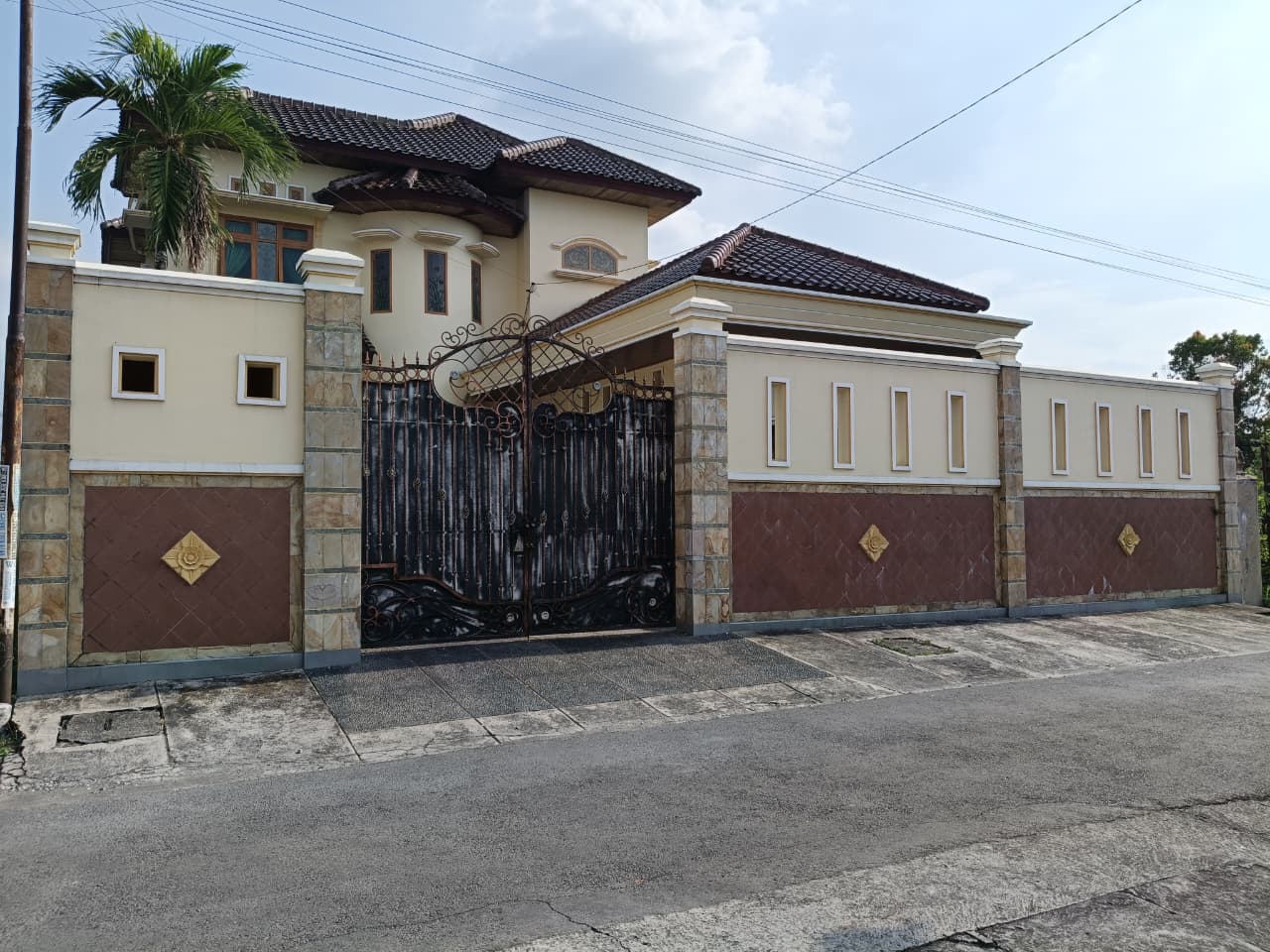 Rumah Mewah 2 Lantai di Kartasura – Lokasi Strategis Dekat RS, Sekolah, dan Kuliner