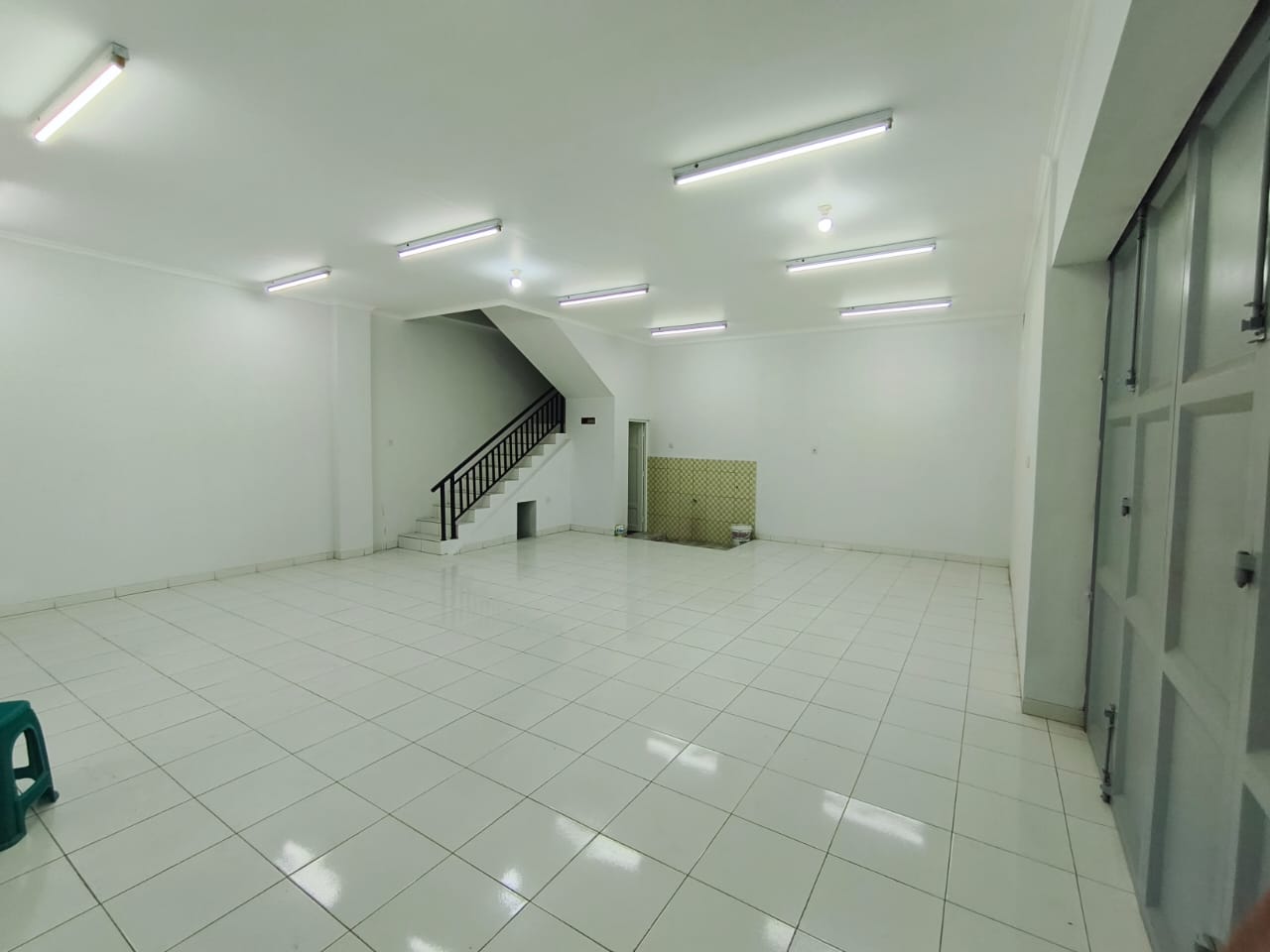 Disewakan Ruko 2 Lantai Lokasi Strategis Di Pinggir Jalan Raya, Posisi Hook Luas Cocok Untuk Ruang Usaha. - Foto 8