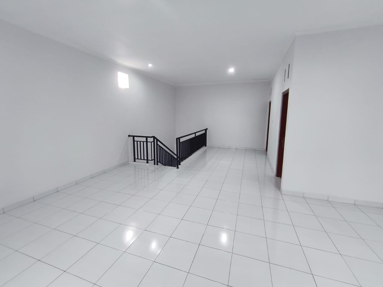 Disewakan Ruko 2 Lantai Lokasi Strategis Di Pinggir Jalan Raya, Posisi Hook Luas Cocok Untuk Ruang Usaha. - Foto 5