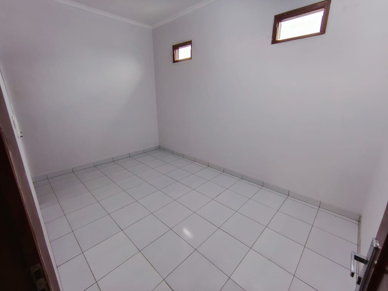 Disewakan Ruko 2 Lantai Lokasi Strategis Di Pinggir Jalan Raya, Posisi Hook Luas Cocok Untuk Ruang Usaha. - Foto 6