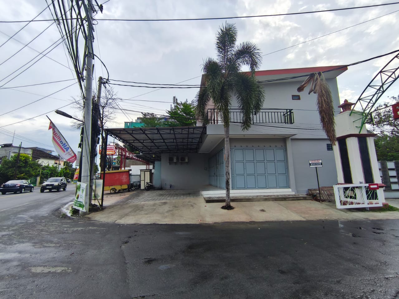 Disewakan Ruko 2 Lantai Lokasi Strategis Di Pinggir Jalan Raya, Posisi Hook Luas Cocok Untuk Ruang Usaha.