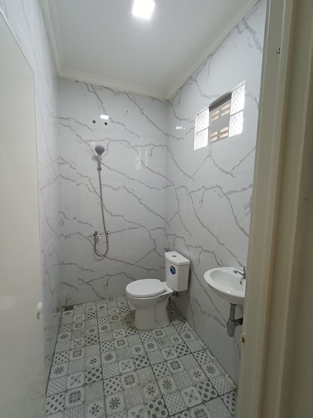 Turun Harga Rumah Baru Gress, Lokasi Super Nyaman Dekat Masjid Al Aqsho, Alfamidi, Kuliner, dll. - Foto 6